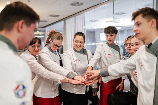 O stáž u šéfkuchaře Zdeňka Pohlreicha zabojují školní týmy z Pardubic a Zlína. Makro Gastro Cup jde do finále