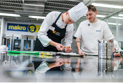 Průvodcem pořadu o soutěži je influencer Dominik Hreha alias Dodíkovo