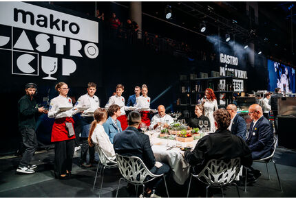 Studenti během finále soutěže na Makro Czech Gastro Festu v O2 universu