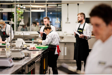 Součet získaných bodů v jednotlivých disciplínách určil dva postupující týmy do finále. 