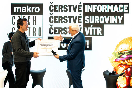 Lukáš Hejlík převzal ocenění za dlouhodobý přínos regionální gastronomii na Makro Czech Gastro Fest